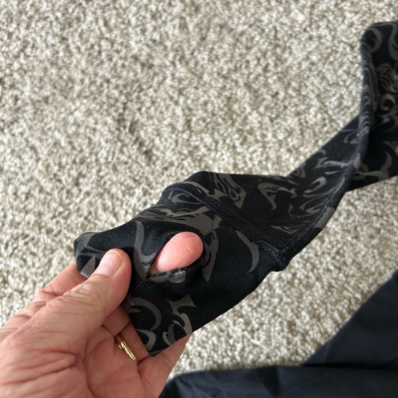 Skirt Sports 1/4 zip pullover athletic top. Thick. Designed in Boulder CO. EUC - Picture 4 of 11